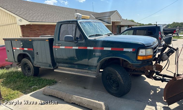 image for item DS2290 1997 Ford F250  utility bed pickup truck