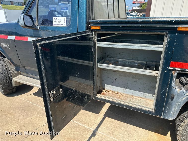image for item DS2290 1997 Ford F250  utility bed pickup truck