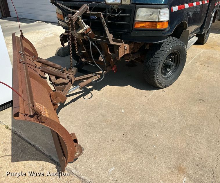 image for item DS2290 1997 Ford F250  utility bed pickup truck