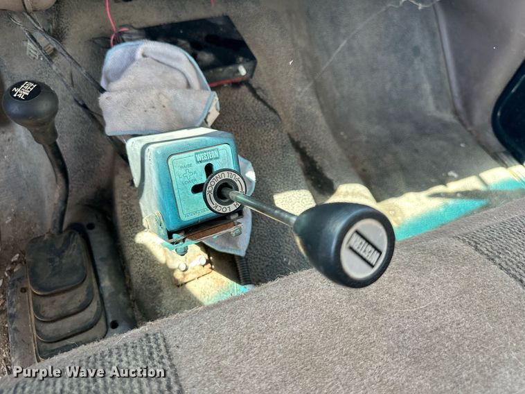 image for item DS2290 1997 Ford F250  utility bed pickup truck