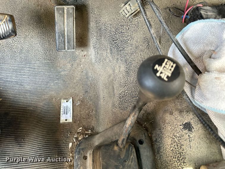 image for item DS2290 1997 Ford F250  utility bed pickup truck