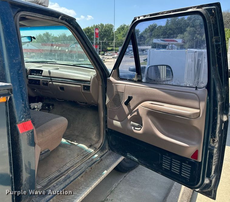 image for item DS2290 1997 Ford F250  utility bed pickup truck