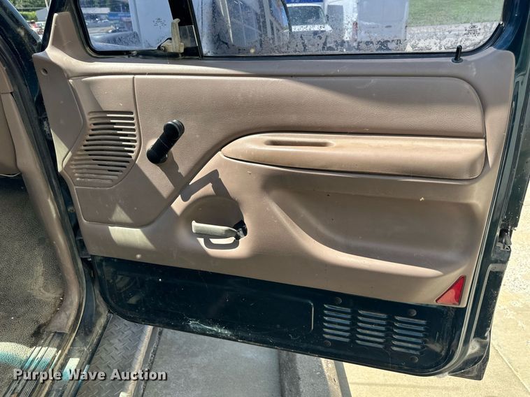 image for item DS2290 1997 Ford F250  utility bed pickup truck