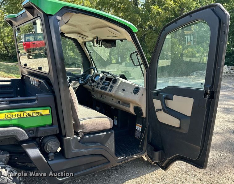 image for item DS2373 2018 John Deere XUV835R  utility vehicle