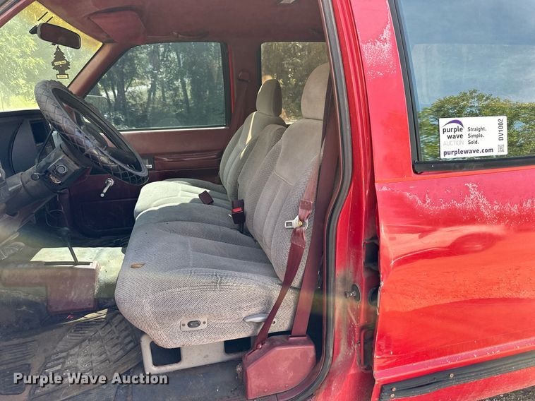 image for item DV1002 1993 Chevrolet Suburban  SUV