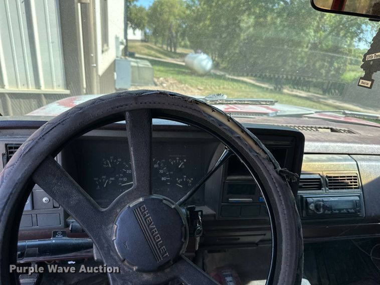 image for item DV1002 1993 Chevrolet Suburban  SUV