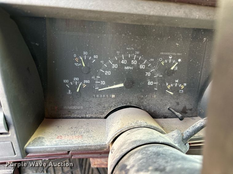 image for item DV1002 1993 Chevrolet Suburban  SUV