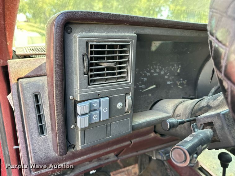 image for item DV1002 1993 Chevrolet Suburban  SUV