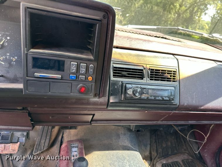 image for item DV1002 1993 Chevrolet Suburban  SUV