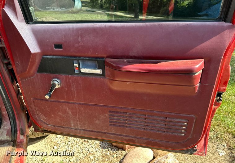 image for item DV1002 1993 Chevrolet Suburban  SUV