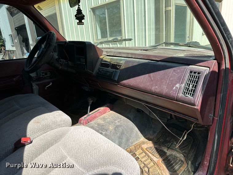 image for item DV1002 1993 Chevrolet Suburban  SUV