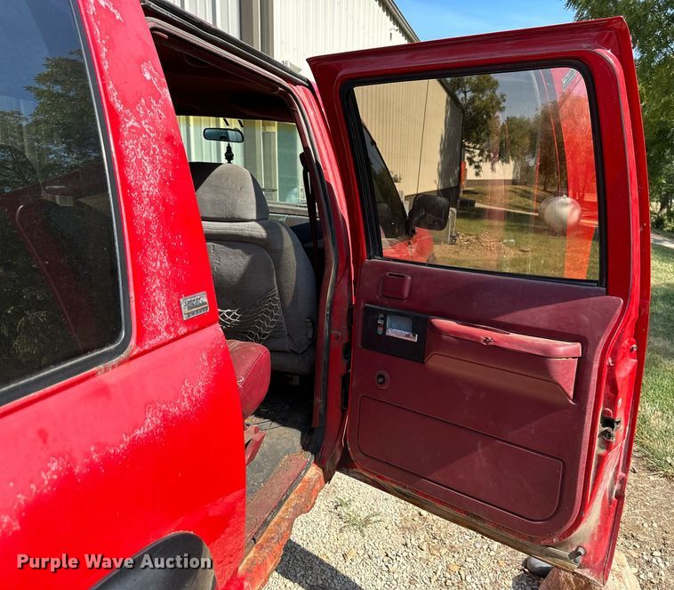 image for item DV1002 1993 Chevrolet Suburban  SUV