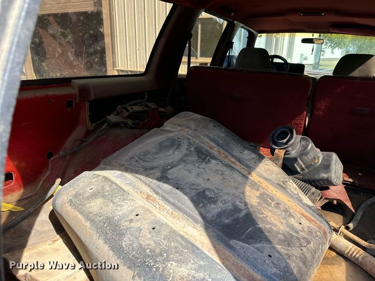 image for item DV1002 1993 Chevrolet Suburban  SUV