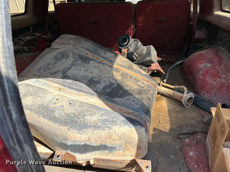 image for item DV1002 1993 Chevrolet Suburban  SUV