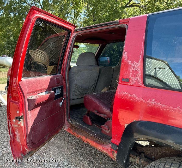 image for item DV1002 1993 Chevrolet Suburban  SUV