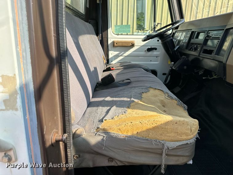 image for item DV1004 1990 International 4600 box truck