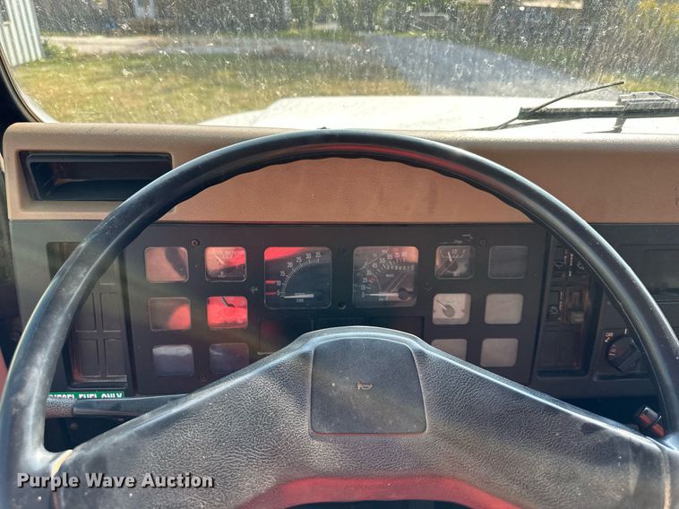 image for item DV1004 1990 International 4600 box truck