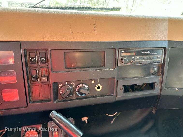 image for item DV1004 1990 International 4600 box truck