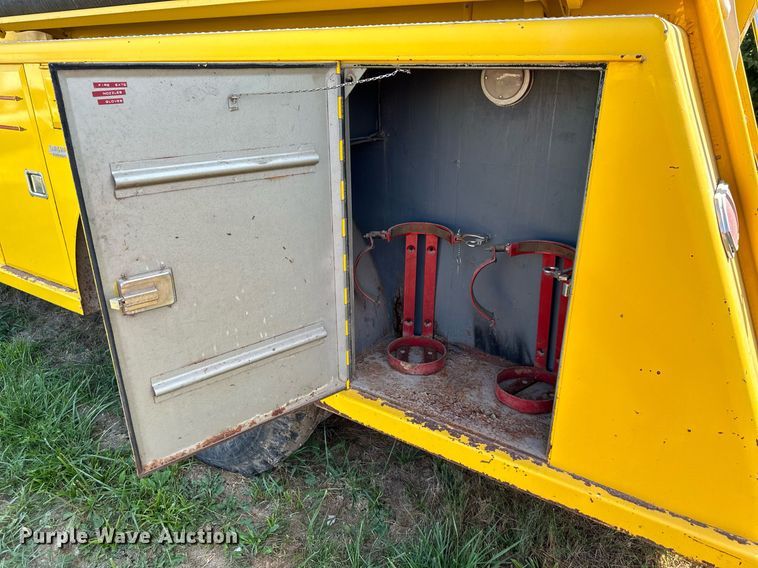 image for item DV1007 1973 Ford C807  fire truck