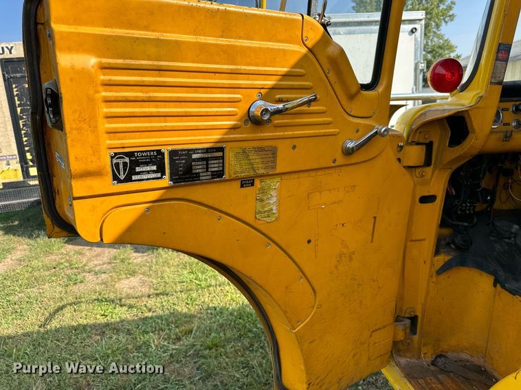 image for item DV1007 1973 Ford C807  fire truck