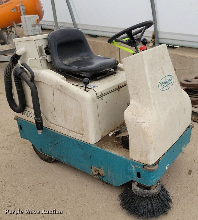 image for item IQ9902 Tennant 6100  sweeper