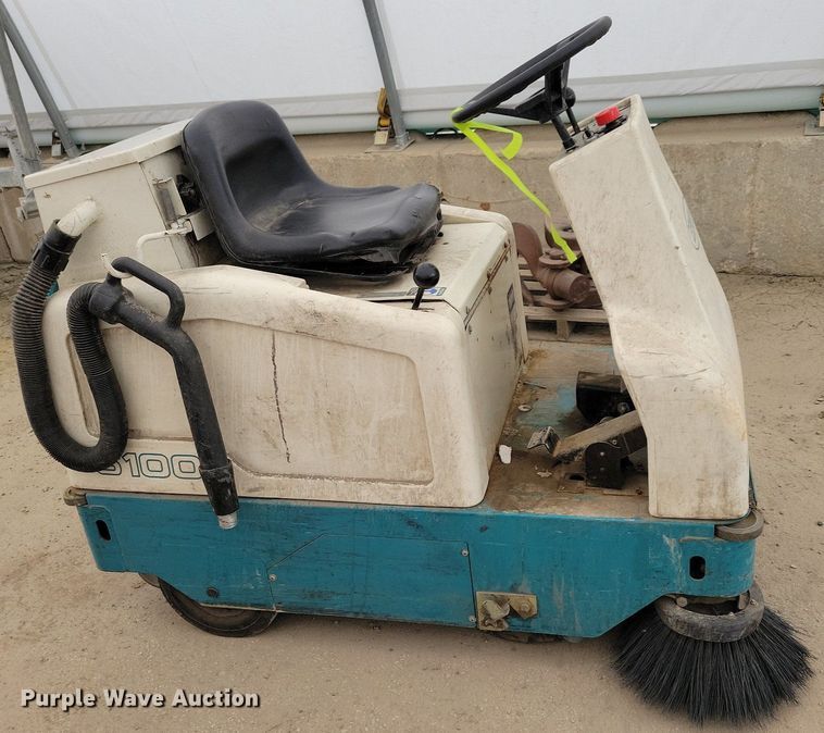 image for item IQ9902 Tennant 6100  sweeper