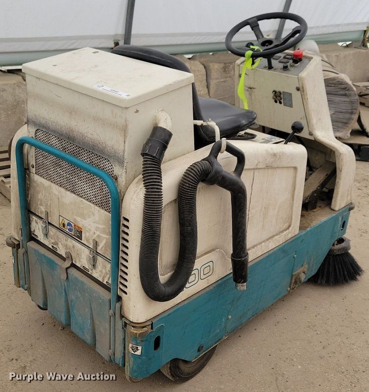 image for item IQ9902 Tennant 6100  sweeper