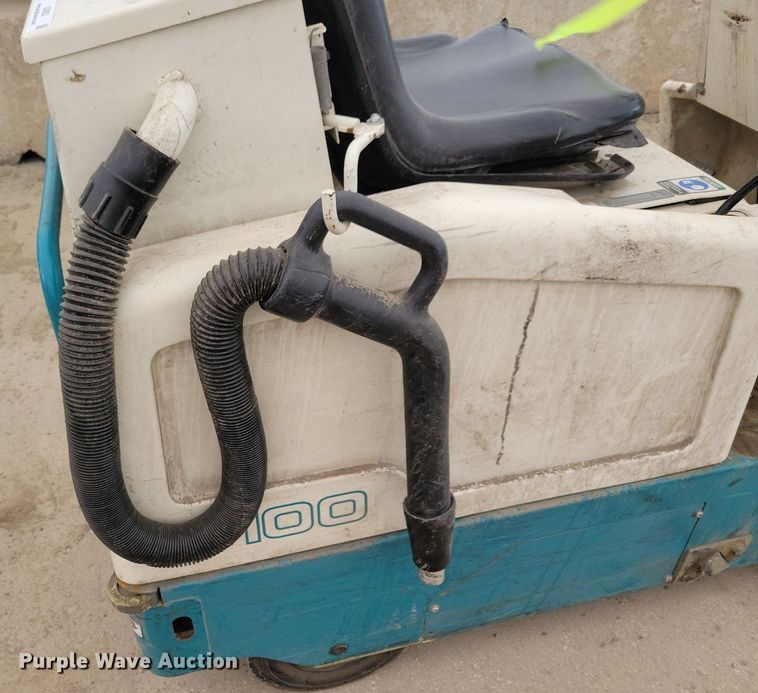 image for item IQ9902 Tennant 6100  sweeper