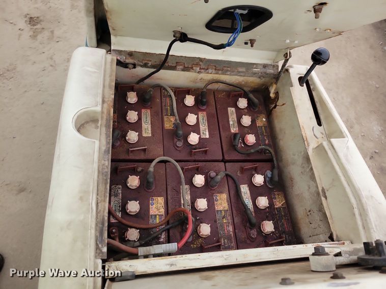 image for item IQ9902 Tennant 6100  sweeper