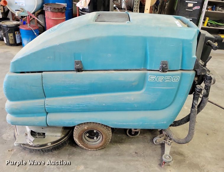 image for item IQ9903 Tennant 5680  sweeper