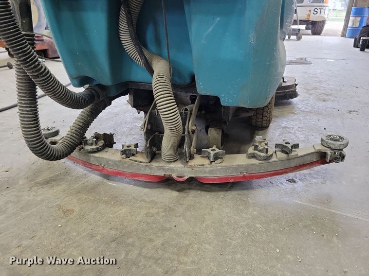 image for item IQ9903 Tennant 5680  sweeper