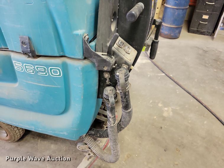 image for item IQ9903 Tennant 5680  sweeper