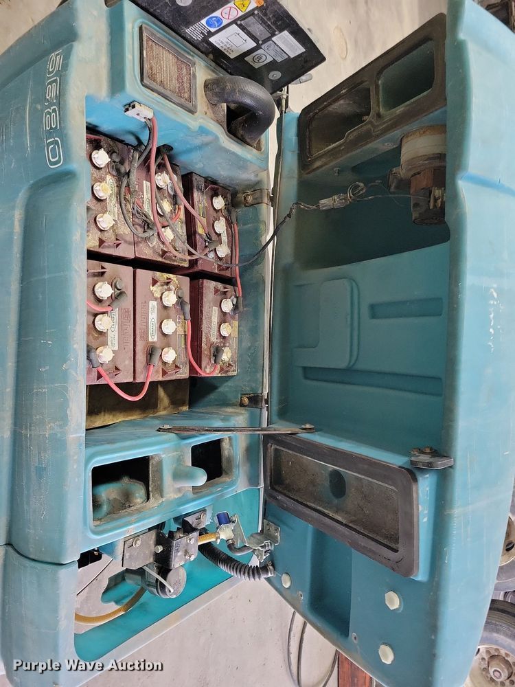 image for item IQ9903 Tennant 5680  sweeper