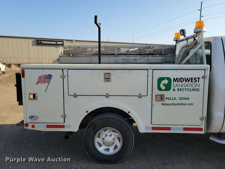 image for item IQ9930 2004 Ford F350 Super Duty XL  utility bed pickup truck