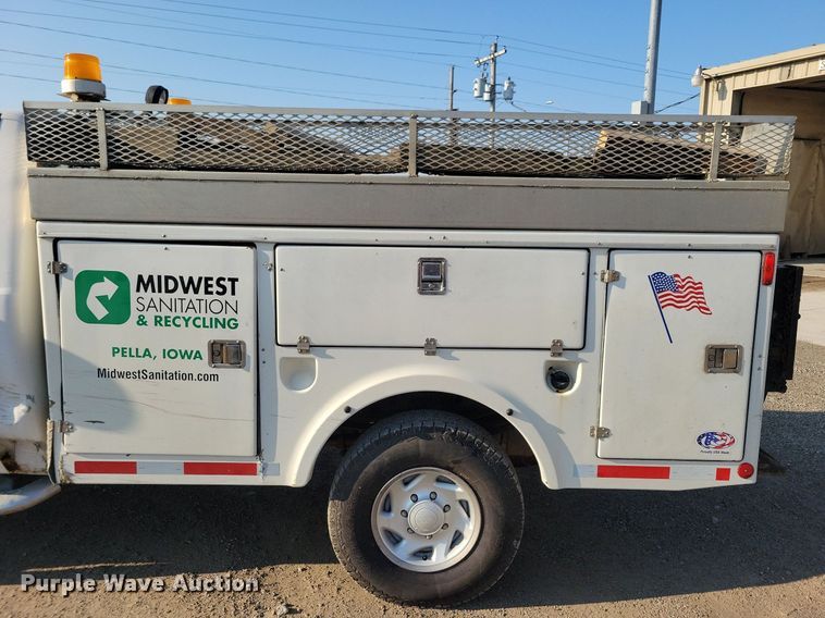 image for item IQ9930 2004 Ford F350 Super Duty XL  utility bed pickup truck