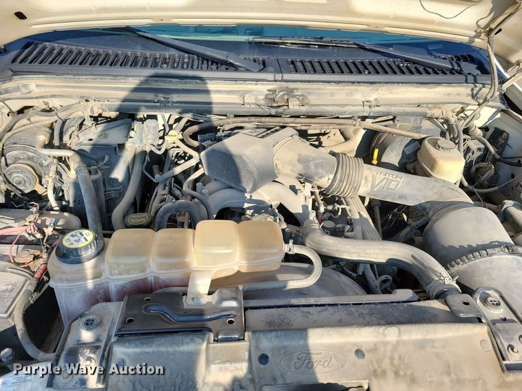 image for item IQ9930 2004 Ford F350 Super Duty XL  utility bed pickup truck