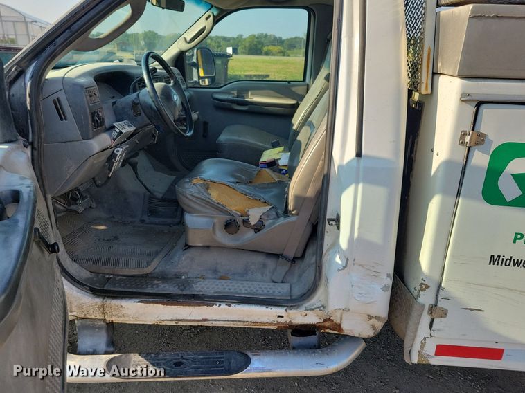 image for item IQ9930 2004 Ford F350 Super Duty XL  utility bed pickup truck