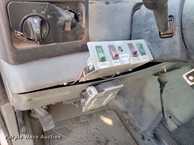 image for item IQ9930 2004 Ford F350 Super Duty XL  utility bed pickup truck