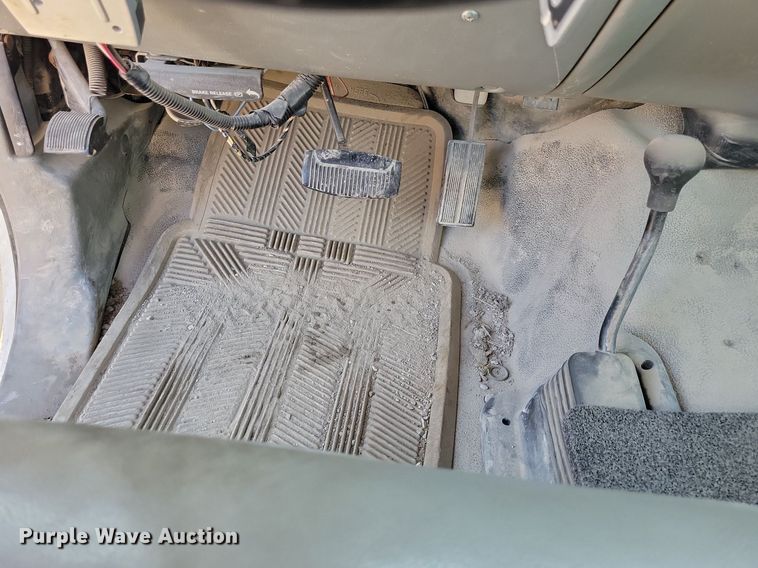 image for item IQ9930 2004 Ford F350 Super Duty XL  utility bed pickup truck