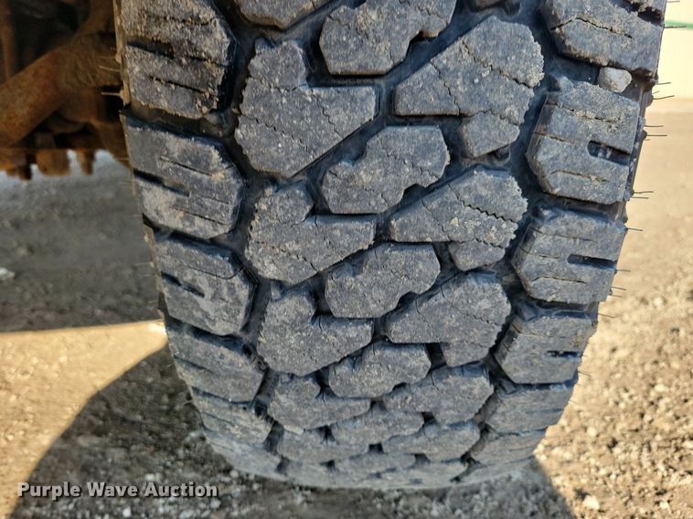 image for item IQ9930 2004 Ford F350 Super Duty XL  utility bed pickup truck