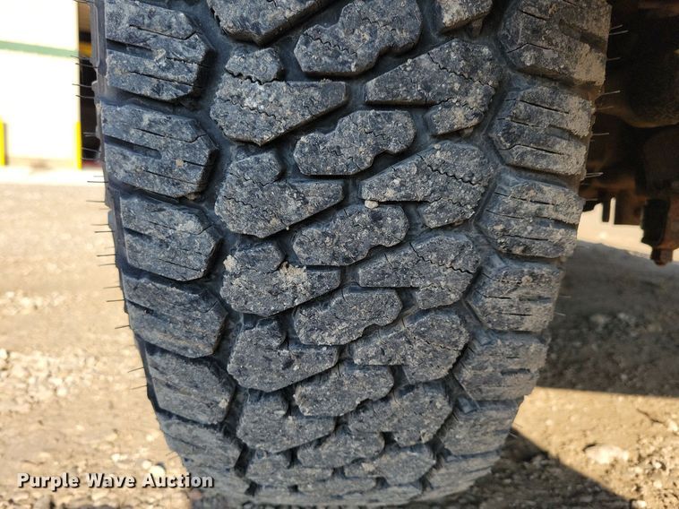 image for item IQ9930 2004 Ford F350 Super Duty XL  utility bed pickup truck