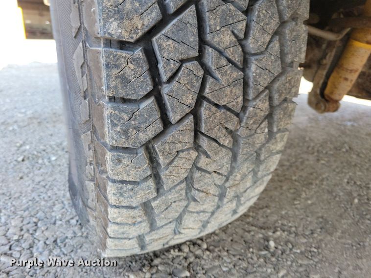 image for item IQ9930 2004 Ford F350 Super Duty XL  utility bed pickup truck