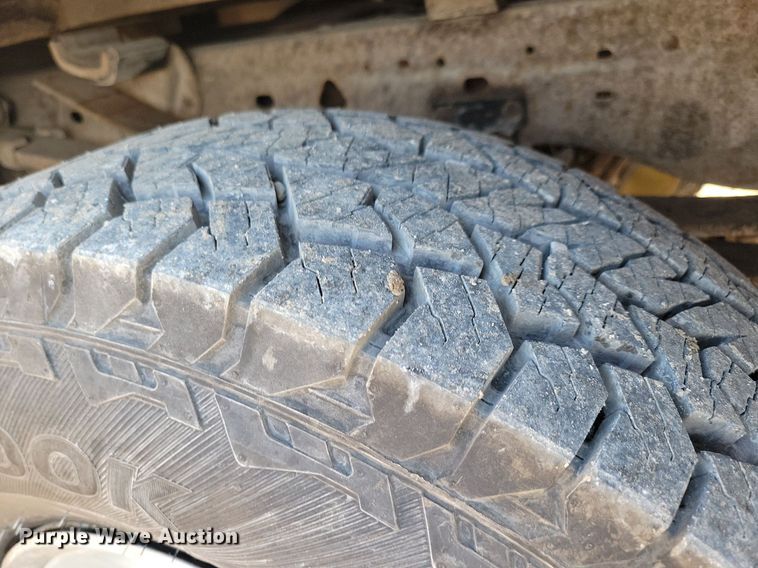 image for item IQ9930 2004 Ford F350 Super Duty XL  utility bed pickup truck