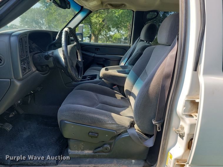 image for item JE9537 2007 Chevrolet Silverado 2500HD Crew Cab pickup truck