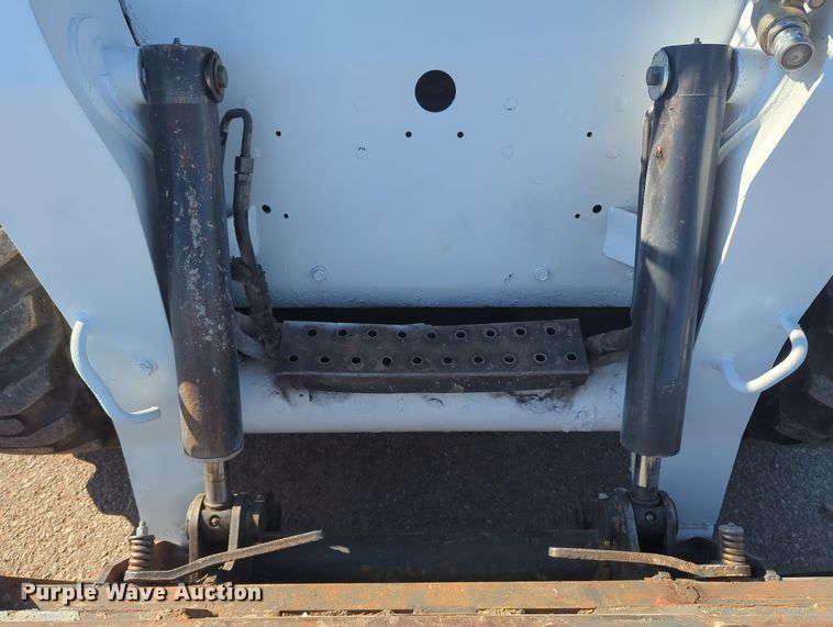 image for item KB9380 2005 Bobcat S250  skid steer loader