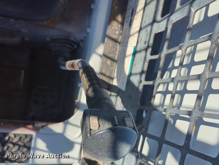 image for item KB9380 2005 Bobcat S250  skid steer loader