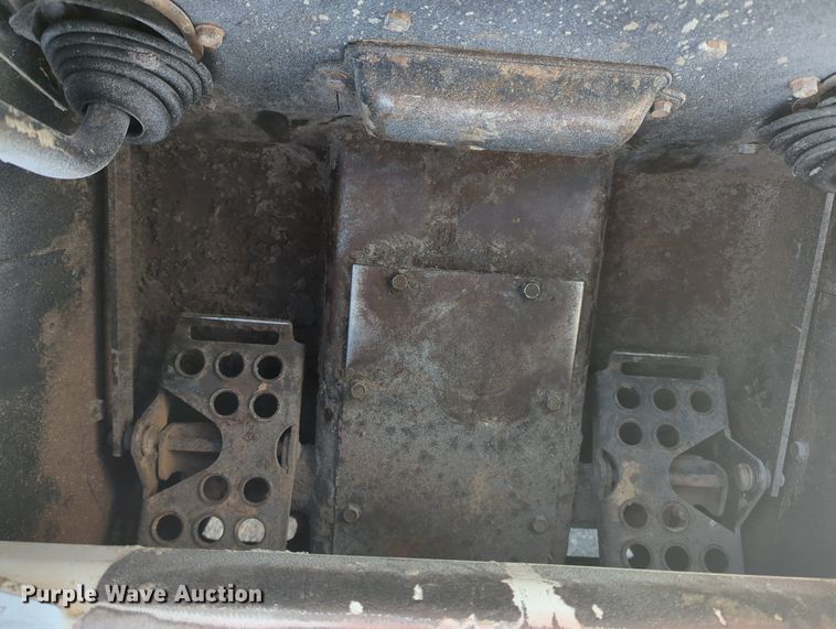 image for item KB9380 2005 Bobcat S250  skid steer loader