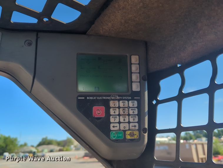 image for item KB9380 2005 Bobcat S250  skid steer loader