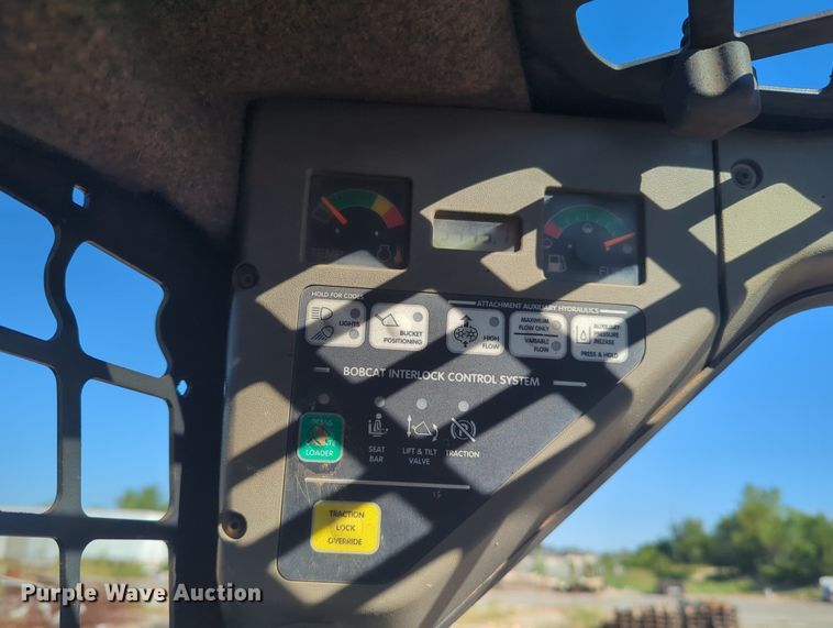 image for item KB9380 2005 Bobcat S250  skid steer loader