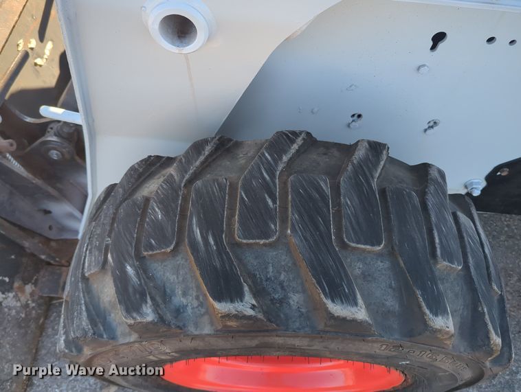 image for item KB9380 2005 Bobcat S250  skid steer loader